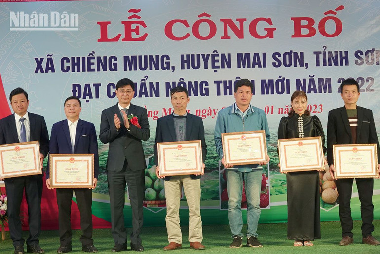 Chủ tịch Ủy ban nhân dân huyện Mai Sơn tặng giấy khen cho các tập thể có thành tích xuất sắc trong xây dựng nông thôn mới.