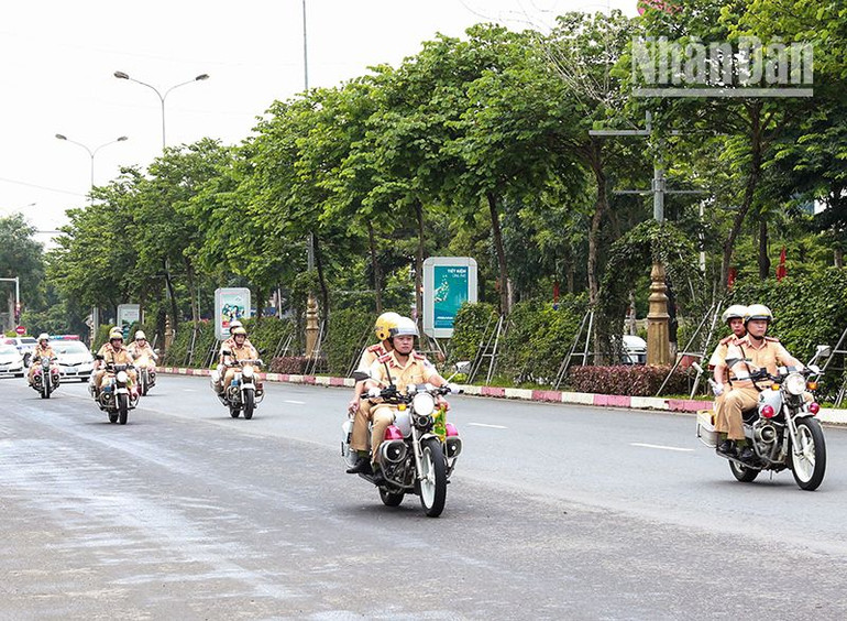 Công an tỉnh Sơn La tổ chức tuần hành, tuyên truyền Luật giao thông đường bộ sau lễ ra quân.