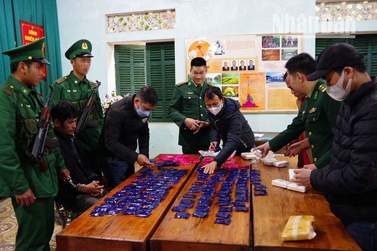 Lực lượng đấu tranh chuyên án đang kiểm đếm số lượng ma túy.