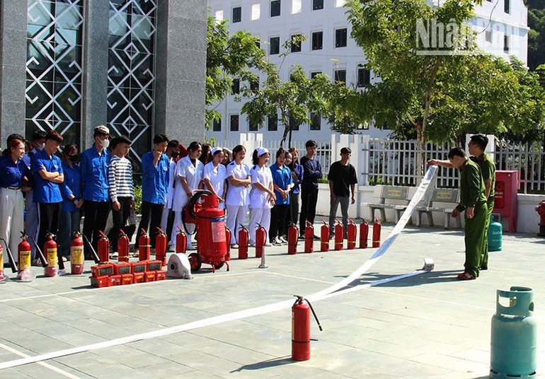 Công an phường Chiềng Lề, thành phố Sơn La, hướng dẫn sinh viên Trường Cao đẳng Y tế Sơn La kỹ năng dập tắt đám cháy.
