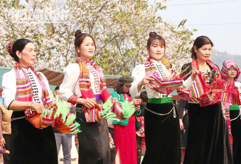 Những cô gái Thái trong trang phục truyền thống tham gia các nghi lễ tại Lễ hội Hết Chá. Những cô gái Thái trong trang phục truyền thống tham gia các nghi lễ tại Lễ hội Hết Chá.