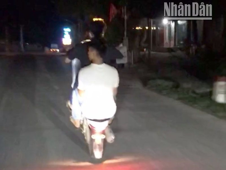 Các đối tượng gây rối trật tự công cộng, gây nguy hiểm cho người đi đường.(Ảnh: THIÊN HIẾU) Các đối tượng gây rối trật tự công cộng, gây nguy hiểm cho người đi đường.(Ảnh: THIÊN HIẾU)