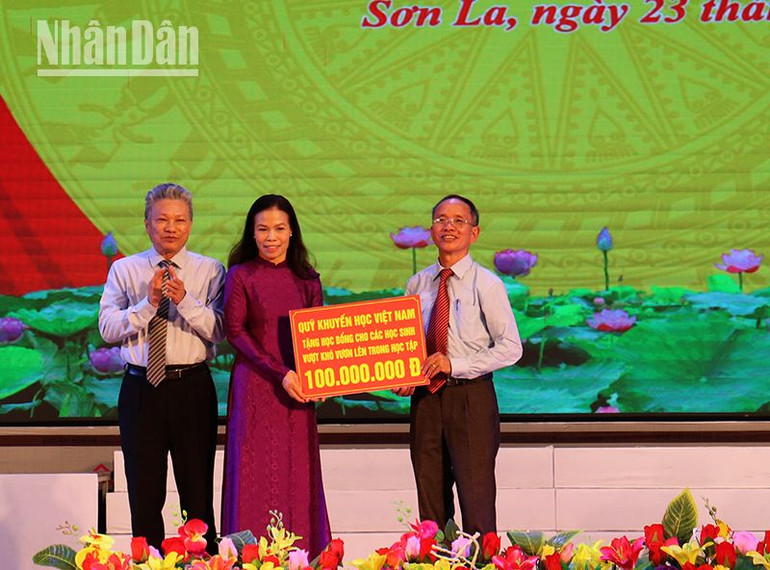 Hội Khuyến học Việt Nam trao học bổng hỗ trợ học sinh vượt khó cho Hội Khuyến học tỉnh Sơn La. Hội Khuyến học Việt Nam trao học bổng hỗ trợ học sinh vượt khó cho Hội Khuyến học tỉnh Sơn La.
