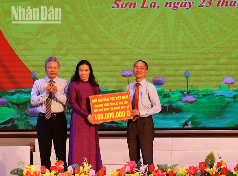 Hội Khuyến học Việt Nam trao học bổng hỗ trợ học sinh vượt khó cho Hội Khuyến học tỉnh Sơn La.