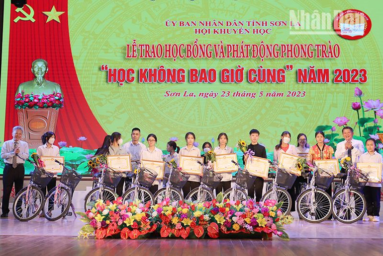 Trao tặng xe đạp cho các học sinh vượt khó, học giỏi. Trao tặng xe đạp cho các học sinh vượt khó, học giỏi.