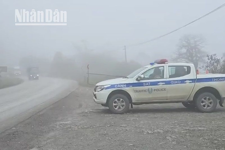 Sáng 27/2, lực lượng cảnh sát giao thông tỉnh Hòa Bình đã sử dụng hệ thống loa cảnh báo và yêu cầu các phương tiện bật đèn chiếu sáng và di chuyển chậm. Sáng 27/2, lực lượng cảnh sát giao thông tỉnh Hòa Bình đã sử dụng hệ thống loa cảnh báo và yêu cầu các phương tiện bật đèn chiếu sáng và di chuyển chậm.