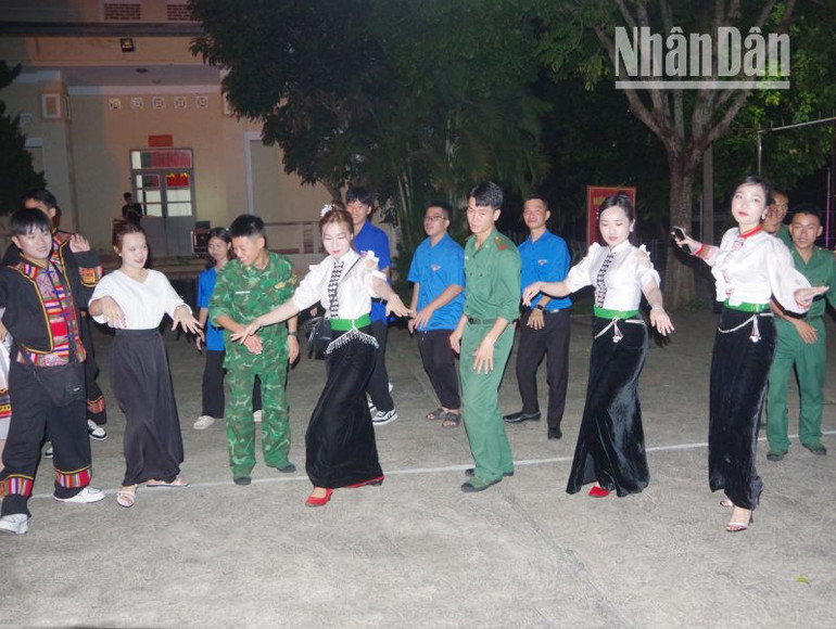 Vòng xòe đoàn kết giữa các đơn vị kết nghĩa và các chiến sĩ trong đêm "Sinh nhật đồng đội". Vòng xòe đoàn kết giữa các đơn vị kết nghĩa và các chiến sĩ trong đêm "Sinh nhật đồng đội".