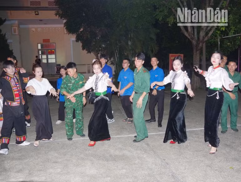 Vòng xòe đoàn kết giữa các đơn vị kết nghĩa và các chiến sĩ trong đêm "Sinh nhật đồng đội".