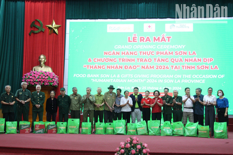 Lãnh đạo Ngân hàng thực phẩm Việt Nam và Hội Chữ thập đỏ tỉnh Sơn La trao quà cho đối tượng chính sách.