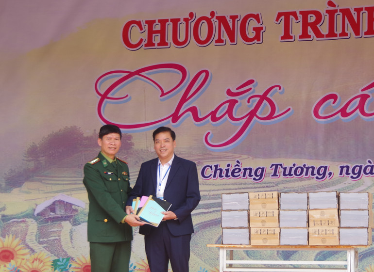 Trao 500 cuốn vở cho nhà trường.