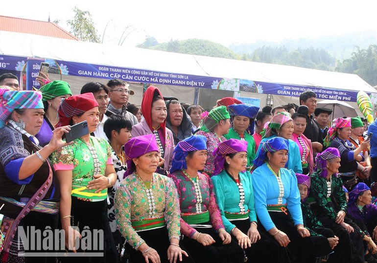 Đông đảo nhân dân đến xem, tham dự khai mạc ngày hội hoa sơn tra năm 2023.