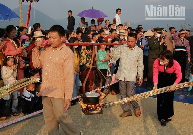 Nội dung thi nấu cơm giữa các đội thi cũng thu hút đông đảo người dân, du khách tới xem.