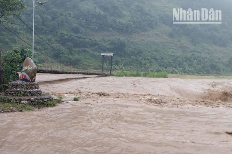 Nước lũ dâng cao tại xã Ngọc Chiến, huyện Mường La. (Ảnh: Người dân cung cấp)