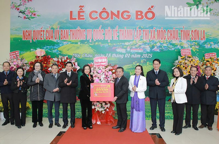 Đồng chí Nguyễn Thị Thanh thăm, chúc mừng huyện Mộc Châu nhân dịp Lễ công bố Nghị quyết của Ủy ban Thường vụ Quốc hội về thành lập thị xã Mộc Châu.