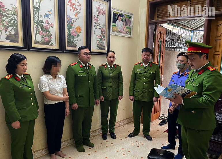 Cơ quan cảnh sát điều tra đọc lệnh khởi tố bị can Vi Thị Hằng.