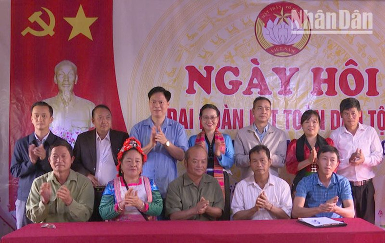 Đại diện các bản thuộc các xã vùng cao tham gia ký cam kết thực hiện xây dựng đời sống văn hóa ở cơ sở.