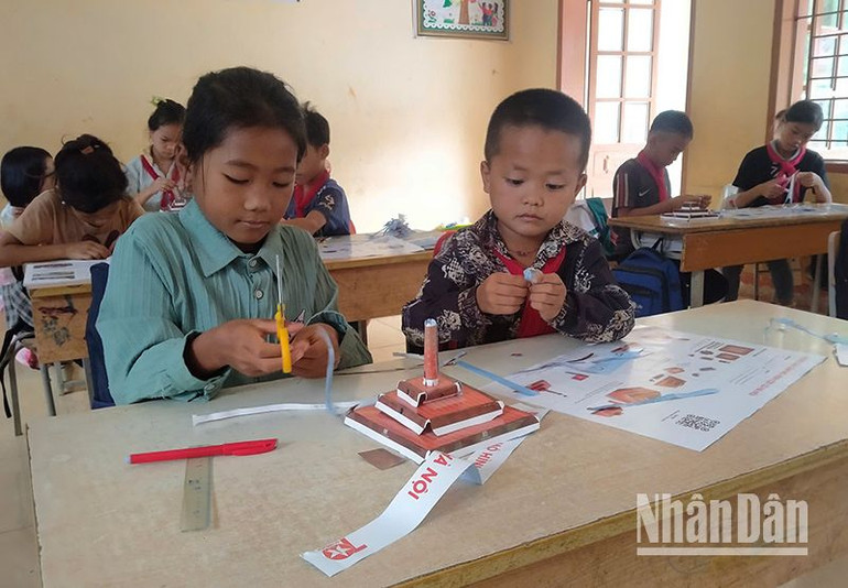 Đây là lần đầu tiên, các bạn nhỏ ở vùng cao được tham gia trải nghiệm một mô hình cắt ghép từ một sản phẩm của báo in gắn với lịch sử của đất nước.