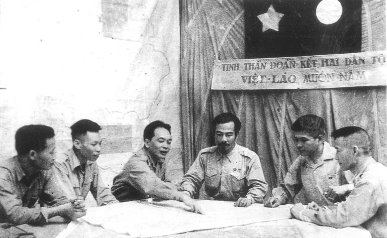 Đại biểu Việt-Lào bàn kế hoạch mở chiến dịch Thượng Lào, năm 1953 (từ trái sang gồm các đồng chí: Trần Đăng Ninh, Nguyễn Khang, Võ Nguyên Giáp, Hoàng thân Souphanouvong và Hoàng Văn Thái). (Ảnh tư liệu)