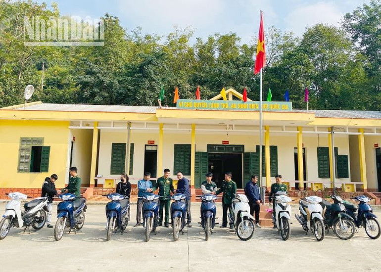 Trao trả xe máy cho người dân trong các vụ án trộm cắp do Bộ đội Biên phòng Sơn La phát hiện và bắt giữ. Trao trả xe máy cho người dân trong các vụ án trộm cắp do Bộ đội Biên phòng Sơn La phát hiện và bắt giữ.