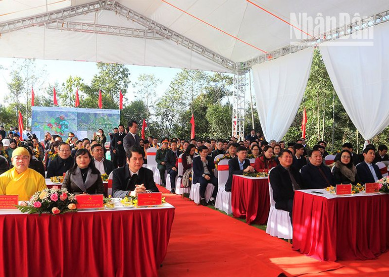 Các đại biểu tham dự lễ khởi công xây dựng và phát động xã hội hóa công trình Đền thờ liệt sĩ tại Khu lịch sử-văn hóa đèo Phạ Đin.