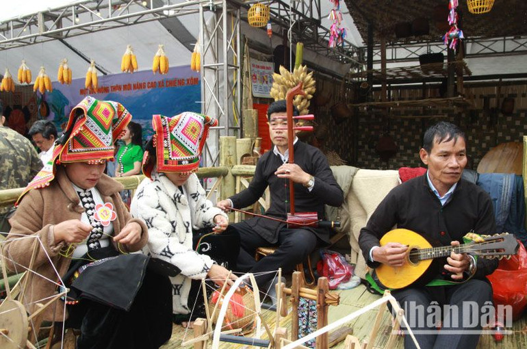 Lễ hội hoa ban năm nay tiếp tục tổ chức thi thêu khăn piêu và tái hiện diễn xướng "Hạn Khuống", loại hình nghệ thuật trình diễn dân gian độc đáo của đồng bào Thái.