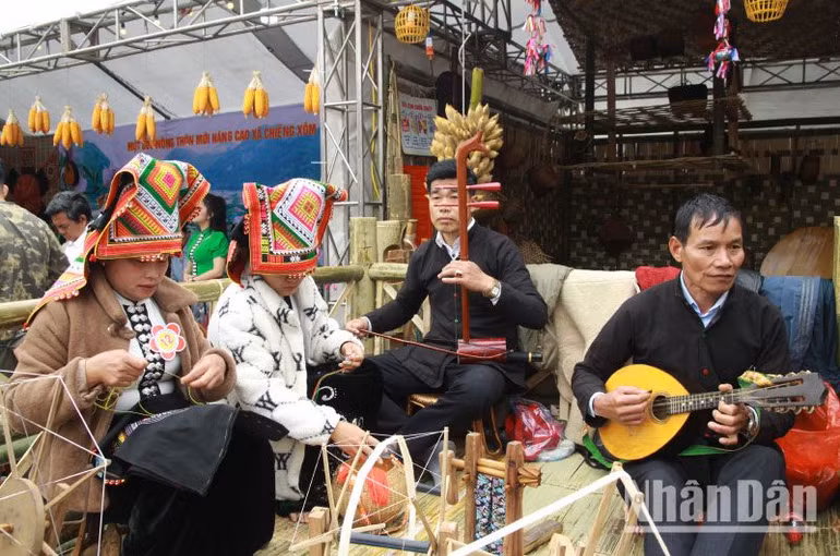 Lễ hội hoa ban năm nay tiếp tục tổ chức thi thêu khăn piêu và tái hiện diễn xướng "Hạn Khuống", loại hình nghệ thuật trình diễn dân gian độc đáo của đồng bào Thái.