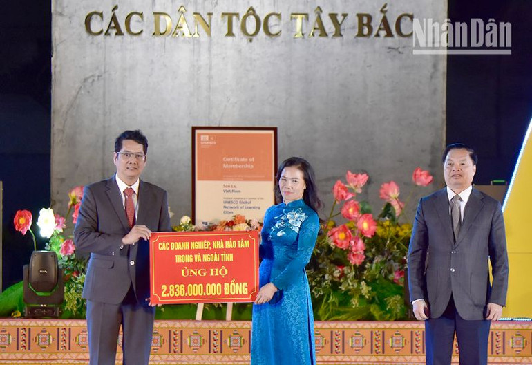 Lãnh đạo Ủy ban Mặt trận Tổ quốc Việt Nam tỉnh Sơn La trao tặng tiền ủng hộ của gia đình thân nhân nhà cách mạng, liệt sĩ Tô Hiệu và các nhà hảo tâm ủng hộ Quỹ học bổng Tô Hiệu. Lãnh đạo Ủy ban Mặt trận Tổ quốc Việt Nam tỉnh Sơn La trao tặng tiền ủng hộ của gia đình thân nhân nhà cách mạng, liệt sĩ Tô Hiệu và các nhà hảo tâm ủng hộ Quỹ học bổng Tô Hiệu.