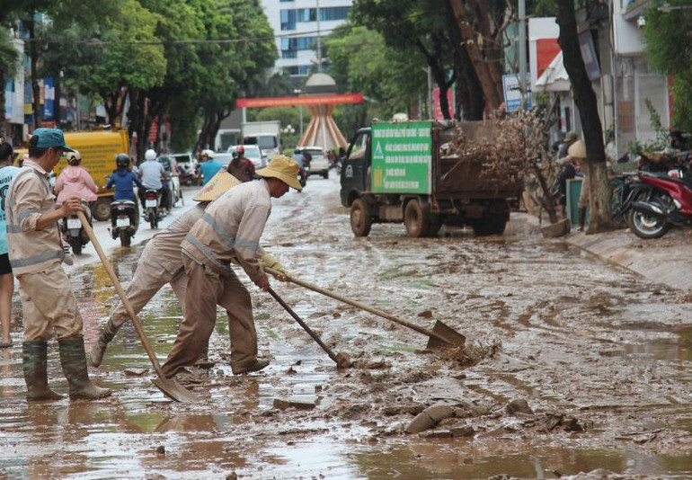 Các lực lượng tham gia khắc phục hậu quả mưa lũ tại đường Trường Chinh, thành phố Sơn La.