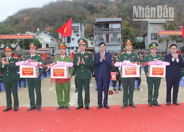 Đồng chí Nguyễn Hữu Đông, Ủy viên Ban Chấp hành Trung ương Đảng, Bí thư Tỉnh ủy, Trưởng Đoàn đại biểu Quốc hội tỉnh cùng lãnh đạo Quân khu 2 tặng quà các đơn vị nhận quân.