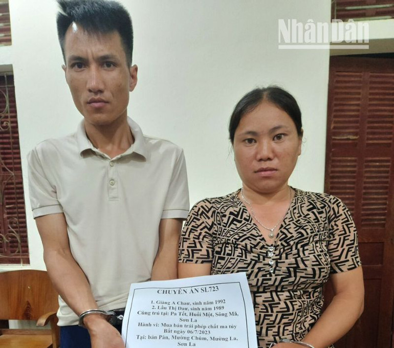 Vợ chồng Giàng A Cháư và Lầu Thị Dạư tại cơ quan chức năng.