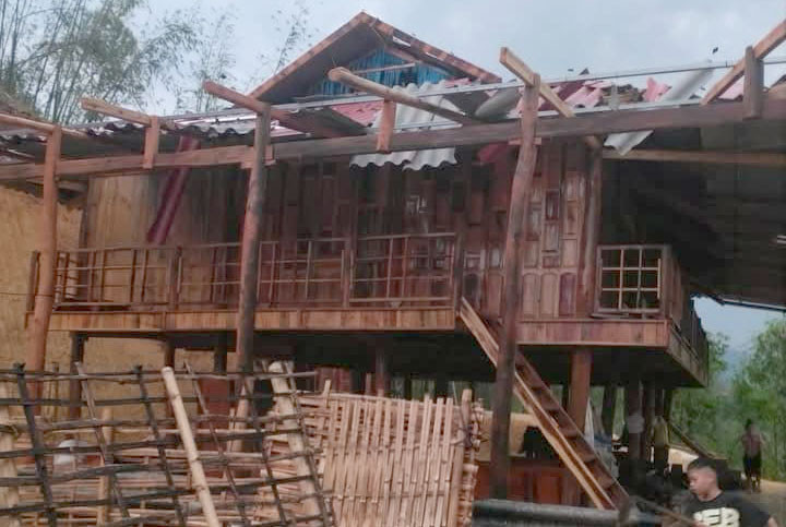 Mưa đá và dông lốc đã làm nhiều nhà của người dân tại xã Mường É bị tốc mái. (Ảnh: Người dân cung cấp)