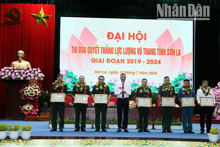 Lãnh đạo Ủy ban nhân dân tỉnh Sơn La tặng Bằng khen cho các tập thể.