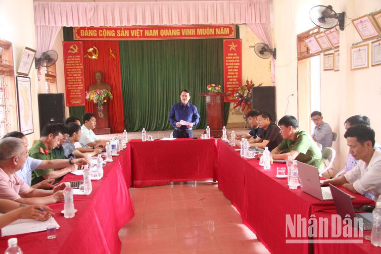 Đồng chí Đặng Ngọc Hậu, Phó Chủ tịch Ủy ban nhân dân tỉnh Sơn La cùng đoàn công tác làm việc với huyện Vân Hồ, xã Suối Bàng để bàn giải pháp hỗ trợ, di chuyển các hộ dân trong diện nguy cơ trượt, sạt.