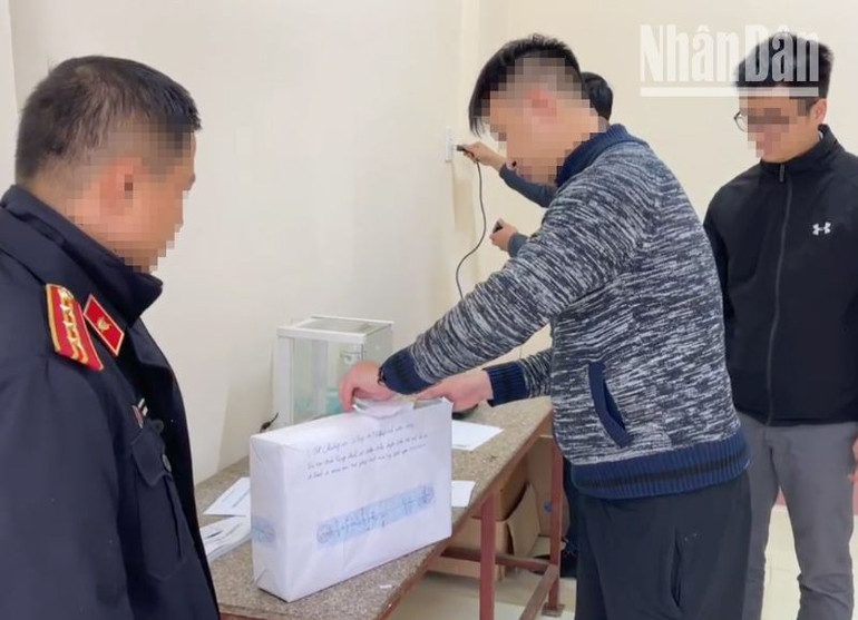 Lực lượng chức năng tiến hành mở tang vật để xác định trọng lượng.