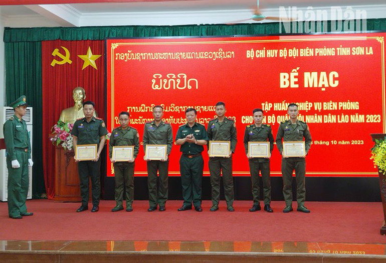 Lãnh đạo Bộ Chỉ huy Bộ đội Biên phòng tỉnh Sơn La trao giấy khen cho các cá nhân có thành tích tốt trong quá trình tập huấn. (Ảnh: Vì Hiện)