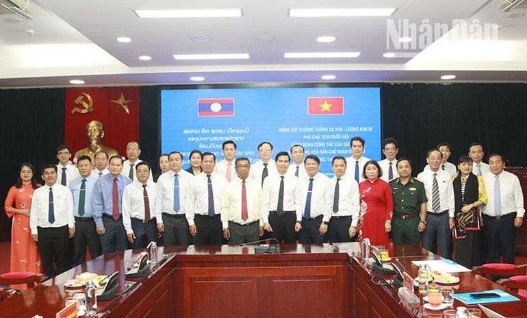 Thượng tướng Suvon Luongbunmi, Phó Chủ tịch Quốc hội nước Cộng hòa Dân chủ Nhân dân Lào cùng đoàn công tác của Quốc hội Lào và các đồng chí lãnh đạo tỉnh Sơn La chụp ảnh lưu niệm.