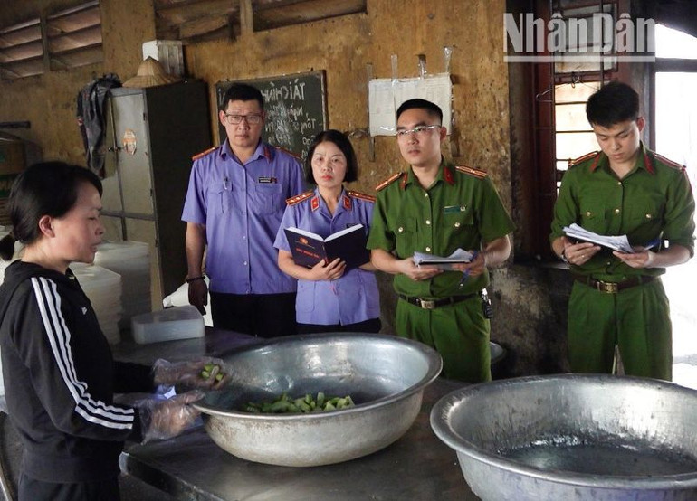 Hình ảnh thực nghiệm để điều tra vụ án. (Ảnh: Cao Thiên)