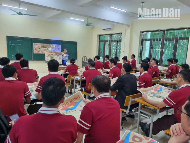 Giáo viên Trường cao đẳng Sơn La còn giới thiệu cho cán bộ Lào đang học tập tại trường về phụ san đặc biệt của Báo Nhân Dân. Giáo viên Trường cao đẳng Sơn La còn giới thiệu cho cán bộ Lào đang học tập tại trường về phụ san đặc biệt của Báo Nhân Dân.