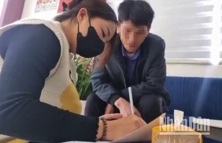 Một nhân viên tại địa chỉ số 27 Tô Hiệu đang lấy thông tin khách hàng trong sáng 8/1/2025 (Ảnh cắt từ clip).