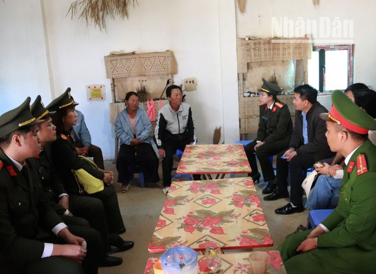 Đoàn công tác thăm hỏi, động viên gia đình có học sinh tử vong trong vụ cháy nhà bán trú.