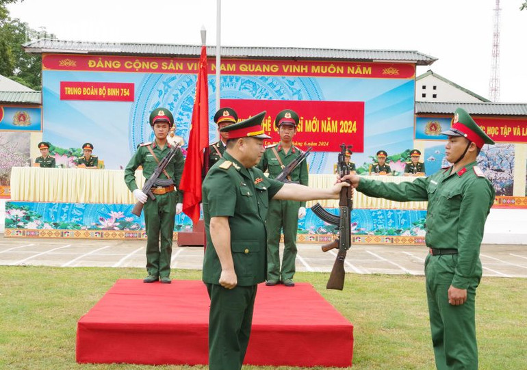 Chiến sĩ mới thực hiện nghi thức lại Lễ tuyên thệ.