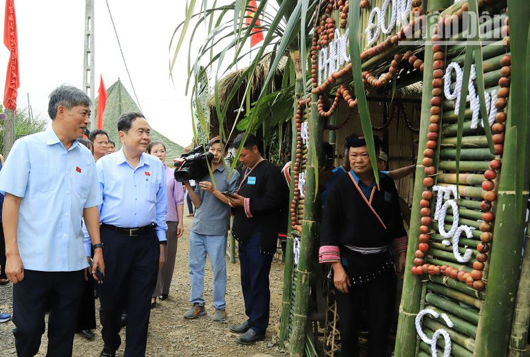 Đồng chí Trần Thanh Mẫn cùng đoàn công tác trải nghiệm không gian văn hóa tại ngày hội du lịch văn hóa tỉnh Sơn La. Đồng chí Trần Thanh Mẫn cùng đoàn công tác trải nghiệm không gian văn hóa tại ngày hội du lịch văn hóa tỉnh Sơn La.