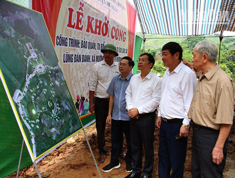 Các đại biểu tham quan mô hình công trình bảo quản, tu bổ, phục hồi khu di tích lịch sử Lũng Đán Đanh tại xã Mường Chùm, huyện Mường La.
