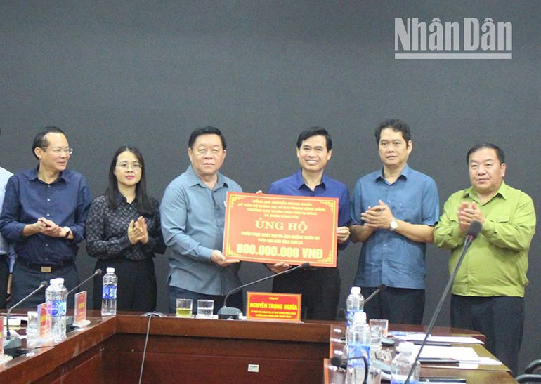 Đồng chí Nguyễn Trọng Nghĩa trao 800 triệu đồng hỗ trợ cho tỉnh Sơn La khắc phục thiệt hại do ảnh hưởng của thiên tai. Đồng chí Nguyễn Trọng Nghĩa trao 800 triệu đồng hỗ trợ cho tỉnh Sơn La khắc phục thiệt hại do ảnh hưởng của thiên tai.