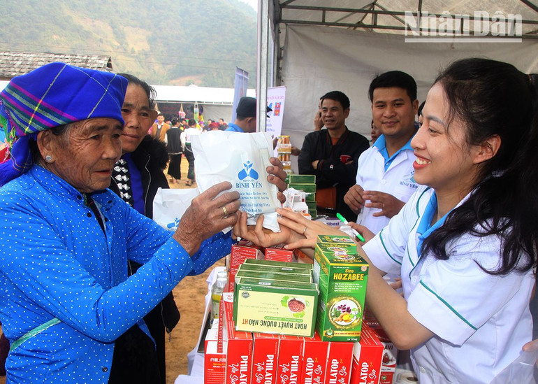 Ngoài phát thuốc miễn phí cho người dân, gian hàng không đồng còn tặng phiếu mua hàng thiết yếu cho 723 đối tượng có hoàn cảnh khó khăn.