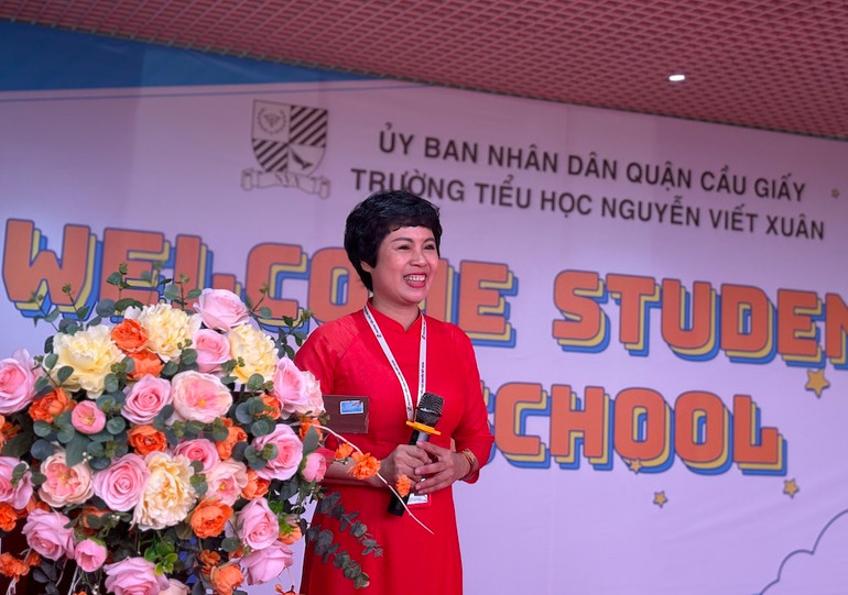 Hiệu trưởng Trường tiểu học Nguyễn Viết Xuân Vũ Thị Ánh Tuyết chào đón học sinh và cha mẹ học sinh trong Ngày hội giao lưu