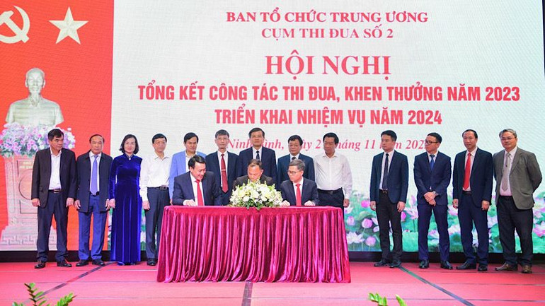 Lãnh đạo Ban Tổ chức các tỉnh ủy, thành ủy thuộc Cụm thi đua số 2, Ban Tổ chức Trung ương ký giao ước thi đua năm 2024. (Ảnh: TRƯỜNG GIANG) Lãnh đạo Ban Tổ chức các tỉnh ủy, thành ủy thuộc Cụm thi đua số 2, Ban Tổ chức Trung ương ký giao ước thi đua năm 2024. (Ảnh: TRƯỜNG GIANG)