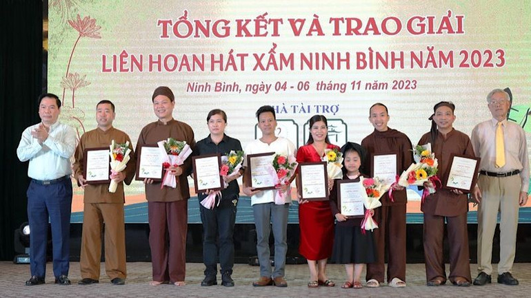 Phó Chủ tịch Thường trực Ủy ban nhân dân tỉnh Ninh Bình Tống Quang Thìn trao giải thưởng cho các tập thể và cá nhân có tiết mục xuất sắc tại Liên hoan. (Ảnh: MINH QUANG) Phó Chủ tịch Thường trực Ủy ban nhân dân tỉnh Ninh Bình Tống Quang Thìn trao giải thưởng cho các tập thể và cá nhân có tiết mục xuất sắc tại Liên hoan. (Ảnh: MINH QUANG)