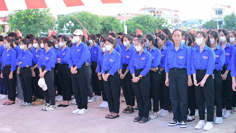 Gần 1500 đoàn viên, thanh niên Ninh Bình tham gia Lễ ra quân Ngày cao điểm “Tình nguyện chung tay xây dựng nông thôn mới và Ngày chủ nhật xanh” lần thứ ba, năm 2023. (Ảnh: TRƯỜNG GIANG)