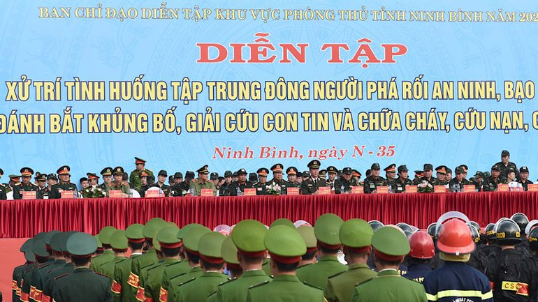 Các đại biểu và lực lượng tham dự diễn tập xử trí tình huống tập trung đông người phá rối an ninh trật tự, bạo loạn, đánh bắt khủng bố, giải cứu con tin và chữa cháy, cứu nạn, cứu hộ. (Ảnh: XUÂN TRƯỜNG)